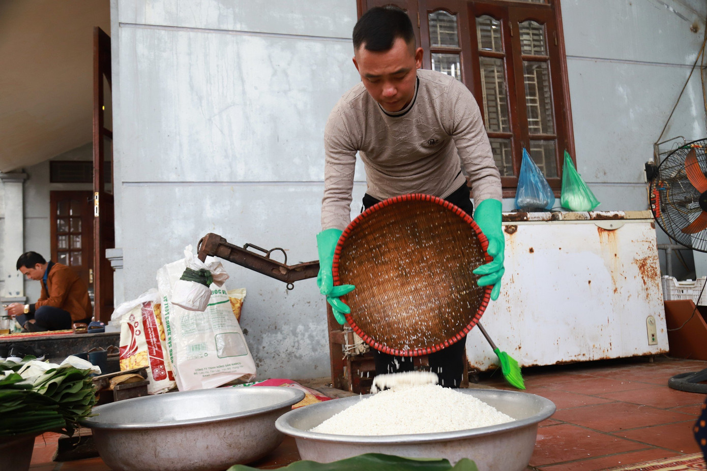 Gạo nếp phải là gạo nếp cái hoa vàng hoặc nếp nhung thì khi lên bánh mới thơm, đậu xanh thì phải chọn loại ngon để khi luộc lên, đánh ra sẽ tơi, không bị sượng: “Công đoạn chọn nguyên liệu là công đoạn cực kỳ quan trọng để có một chiếc bánh ngon. Mỗi nguyên liệu đặt một nơi khác nhau và luôn phải là đồ tươi mới”.