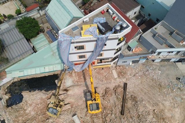 Căn nhà là cửa hàng kinh doanh vàng tại địa chỉ phường Bình Thắng, TP Dĩ An, tỉnh Bình Dương, nằm sát công trường đường Vành đai 3 -TP HCM - nơi đang đào đất để làm cống thoát nước và dọn mặt bằng thi công bất ngờ bị nghiêng sang một bên. Căn nhà là cửa hàng kinh doanh vàng tại địa chỉ phường Bình Thắng, TP Dĩ An, tỉnh Bình Dương, nằm sát công trường đường Vành đai 3 -TP HCM - nơi đang đào đất để làm cống thoát nước và dọn mặt bằng thi công bất ngờ bị nghiêng sang một bên.