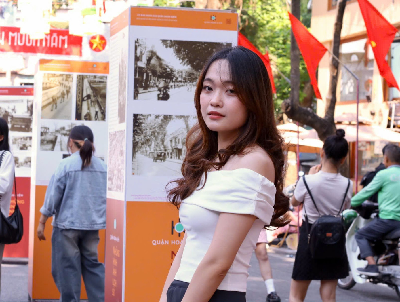 Nhiều bạn trẻ tìm đến phố bích họa Phùng Hưng để chụp cho mình những bức ảnh kỷ niệm nhân dịp kỷ niệm 70 năm ngày giải phóng Thủ đô.