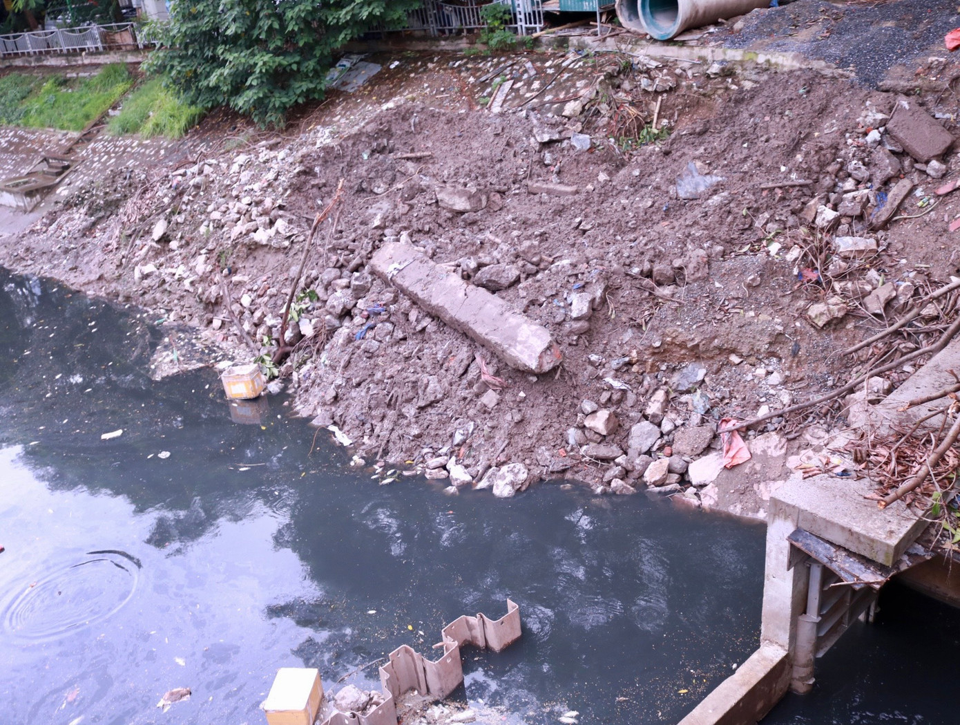 Hiện tại thành phố Hà Nội vẫn đang nỗ lực thực hiện dự án thu gom toàn bộ nước thải ven sông Tô Lịch để dẫn về hệ thống xử lý nước thải Yên Xá để xử lý, làm sạch. Dự án hệ thống xử lý nước thải Yên Xá được đặt kỳ vọng sẽ làm hồi sinh "dòng sông chết" và trả lại dáng vẻ "nên thơ" cho dòng sông này.