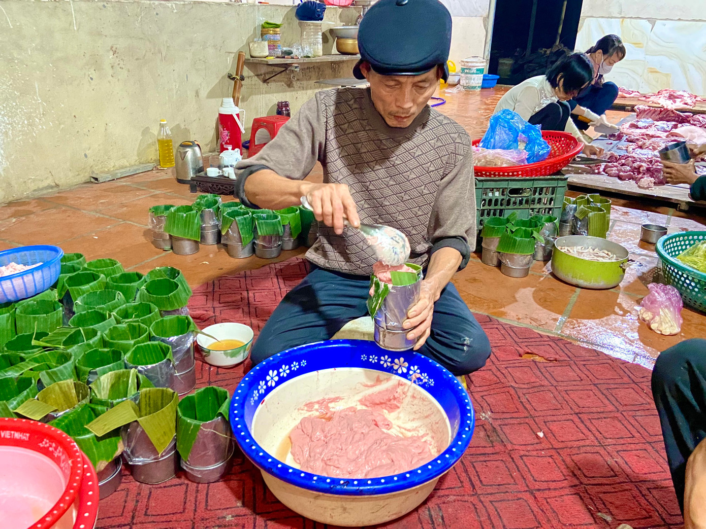 Ngày thường, gia đình ông Thụ chỉ có 2-3 người làm nhưng những ngày tết ông phải thuê thêm khoảng 7- 8 nhân công mới kịp chạy đơn hàng dịp Tết. Ngày thường, gia đình ông Thụ chỉ có 2-3 người làm nhưng những ngày tết ông phải thuê thêm khoảng 7- 8 nhân công mới kịp chạy đơn hàng dịp Tết.