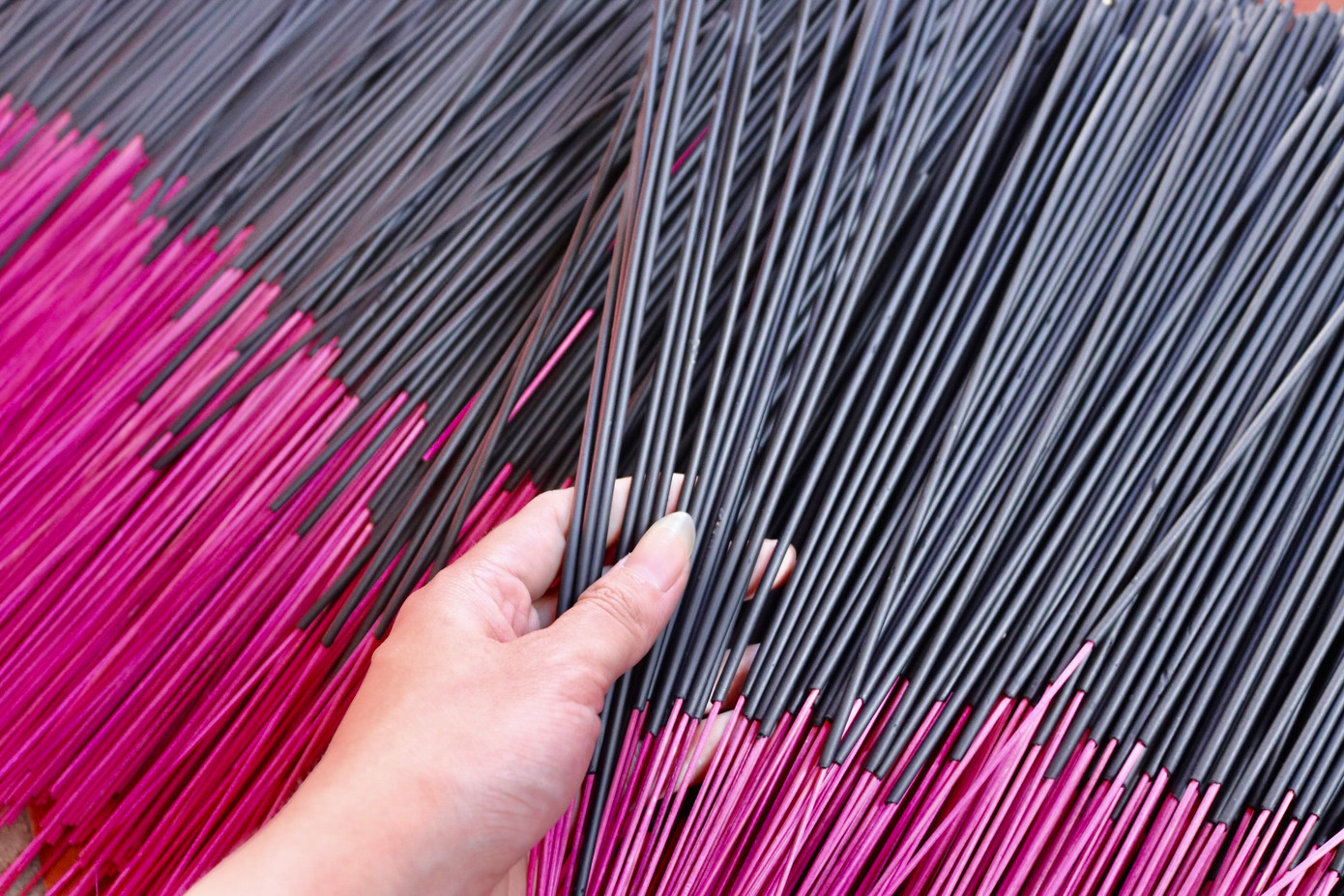 Những cây hương đen bóng, nhẵn mịn cầm rất mát tay và đặc biệt có một mùi hương rất dễ chịu. Ảnh: Lâm Thùy Dương.