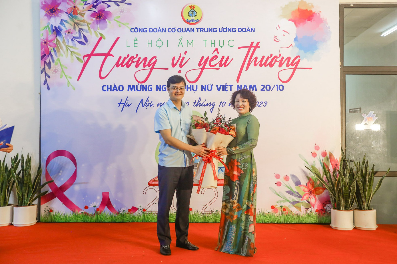Anh Bùi Quang Huy, Ủy viên dự khuyết Ban Chấp hành Trung ương Đảng, Bí thư Thứ nhất Trung ương Đoàn trao hoa cho đại diện nữ cán bộ, công chức, viên chức, người lao động cơ quan Trung ương Đoàn.