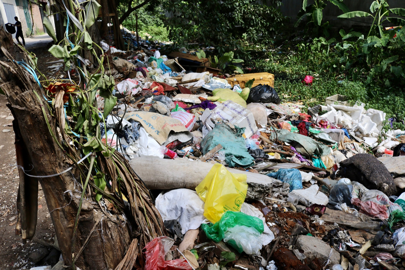 Rác ngập lên thành đống, tràn xuống chiếm gần hết diện tích lòng sông. "Mỗi lần chạy xe qua đây, tôi không nhìn ra đó là một đoạn sông mà cứ nghĩ là nơi tập kết rác thải vì tôi thấy rác còn nhiều hơn cả nước nữa", anh Hùng (tài xế xe công nghệ) chia sẻ.