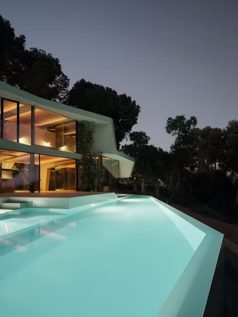 Bên ngoài là bể bơi rộng có tầm nhìn hướng về phía thung lũng.