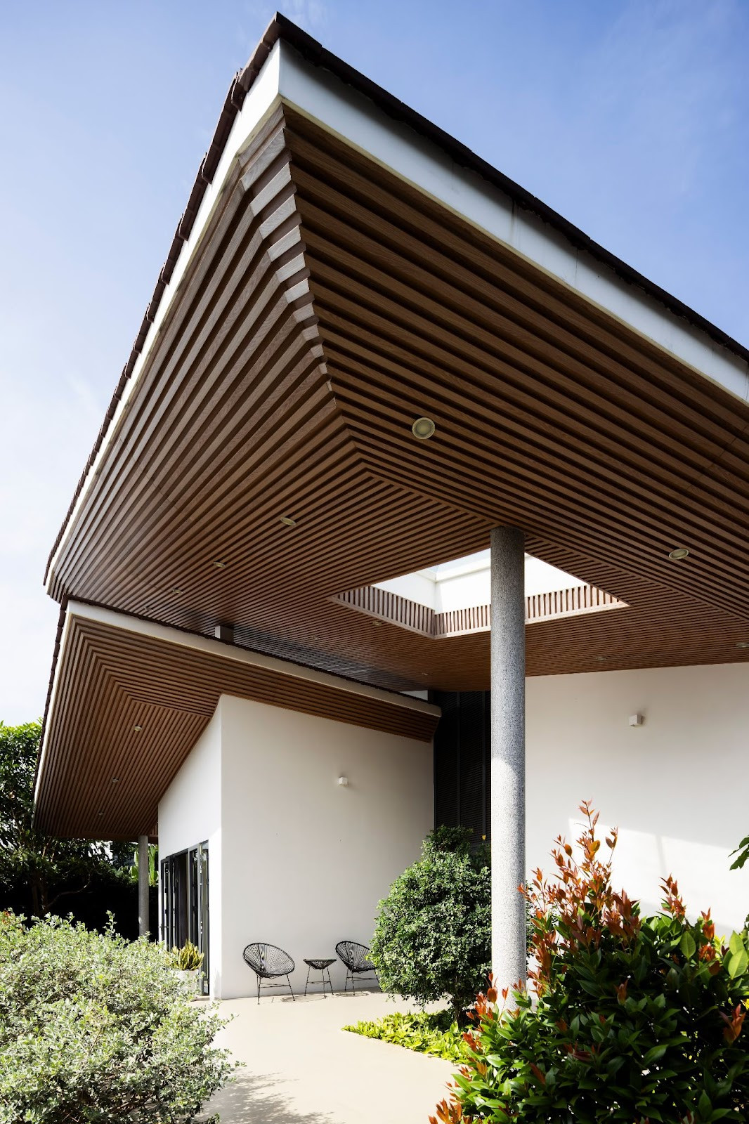 Phần hiên trước nhà được thiết kế rất lớn ở phía trước nhà, kết hợp với cảnh quan cây xanh nhằm tạo ra một không gian nửa trong nửa ngoài nhà. Không gian trước hiên nhà được gia chủ tận dụng để uống trà, trò chuyện cùng hàng xóm.