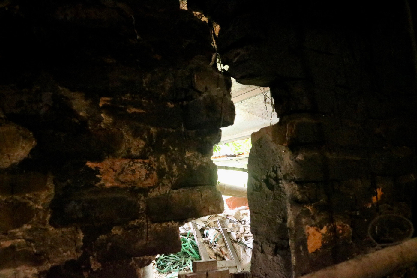 Theo người dân sống tại đây, mỗi căn nhà tại khu tập thể có diện tích khoảng 15 - 35 mét vuông. Tại đây mùa đông thì lạnh, mùa hè thì nóng, mỗi lần trời mưa, nước mưa cứ theo vết thủng trên nóc nhà mà chảy xuống nền nhà.