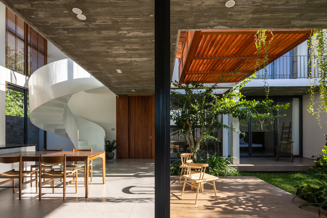 Không gian chung được sắp xếp kết nối với nhau và ngăn cách với thiên nhiên bằng các cửa kính trượt lớn, tạo nên một không gian rộng rãi, mang lại cảm giác thoải mái, tự do và gần gũi với thiên nhiên