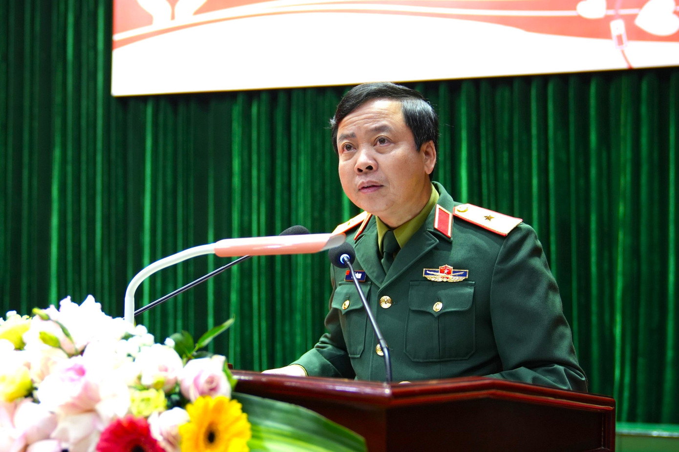 Phát biểu tại chương trình, Thiếu tướng Trần Văn Duy - Phó Chính ủy Học viện Kỹ thuật Quân sự, cho biết: Học viện Kỹ thuật Quân sự (KTQS) rất tự hào là nhà trường Quân đội hằng năm thường xuyên duy trì tổ chức ngày hội hiến máu tình nguyện - đây là hoạt động có ý nghĩa nhân văn sâu sắc, diễn ra rộng khắp trên cả nước và thu hút đông đảo các tầng lớp nhân dân đặc biệt là sự tham gia của đông đảo thế hệ trẻ, đã góp phần quan trọng vào phục vụ cứu chữa và điều trị cho người bệnh ở các bệnh viện trong cả nước. Với lòng nhiệt huyết của tuổi trẻ “Đâu cần thanh niên có, việc gì khó có thanh niên”, tuổi trẻ Học viện KTQS luôn sát cánh cùng tuổi trẻ Quân đội, tuổi trẻ cả nước xung kích, tình nguyện, chung tay vì cuộc sống cộng đồng, thực hiện thông điệp của ngày hội hiến máu Chủ Nhật Đỏ. Phát biểu tại chương trình, Thiếu tướng Trần Văn Duy - Phó Chính ủy Học viện Kỹ thuật Quân sự, cho biết: Học viện Kỹ thuật Quân sự (KTQS) rất tự hào là nhà trường Quân đội hằng năm thường xuyên duy trì tổ chức ngày hội hiến máu tình nguyện - đây là hoạt động có ý nghĩa nhân văn sâu sắc, diễn ra rộng khắp trên cả nước và thu hút đông đảo các tầng lớp nhân dân đặc biệt là sự tham gia của đông đảo thế hệ trẻ, đã góp phần quan trọng vào phục vụ cứu chữa và điều trị cho người bệnh ở các bệnh viện trong cả nước. Với lòng nhiệt huyết của tuổi trẻ “Đâu cần thanh niên có, việc gì khó có thanh niên”, tuổi trẻ Học viện KTQS luôn sát cánh cùng tuổi trẻ Quân đội, tuổi trẻ cả nước xung kích, tình nguyện, chung tay vì cuộc sống cộng đồng, thực hiện thông điệp của ngày hội hiến máu Chủ Nhật Đỏ.