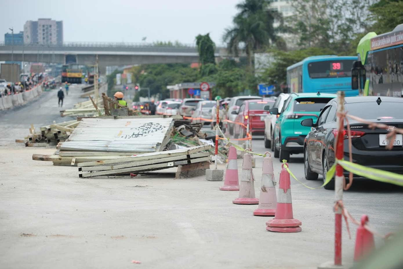 Sau khi hoàn thiện và đưa vào sử dụng, công tác phân luồng tổ chức giao thông sẽ ưu tiên cầu vượt Mai Dịch hiện nay dành cho các phương tiện ôtô lưu thông vượt nội đô. Hai cầu đô thị hai bên dành cho phương tiện lưu thông trong khu vực nội đô, tránh xung đột các luồng phương tiện và đảm bảo an toàn giao thông.