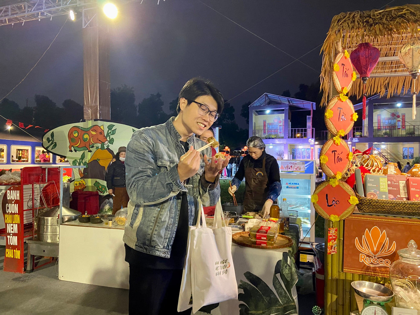 Nem rán cũng là món ăn được nhiều bạn trẻ lựa chọn khi đến với Happy Tết 2024. Hoàng Đức Thành chia sẻ: "Tôi rất ấn tượng với không gian chương trình, đặc biệt là đồ ăn ở đây. Tôi sẽ tranh thủ rủ thêm bạn bè đến đây vào những ngày tiếp theo của chương trình để cùng nhau thưởng thức được hết những món ăn mang hương vị 3 miền hội tụ tại đây".