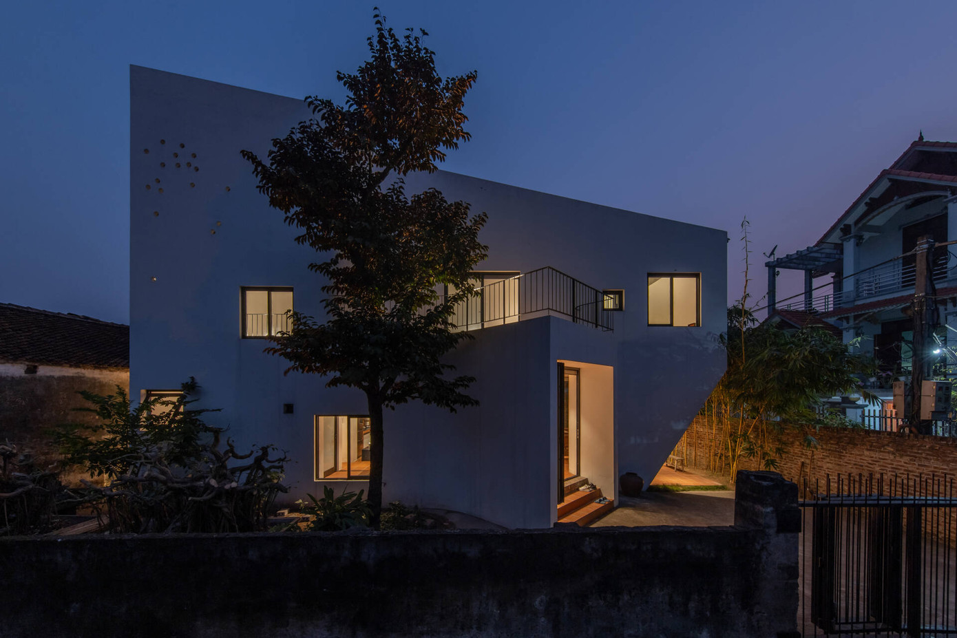 Ngôi nhà về đêm nổi bật với những nét rất hiện đại.