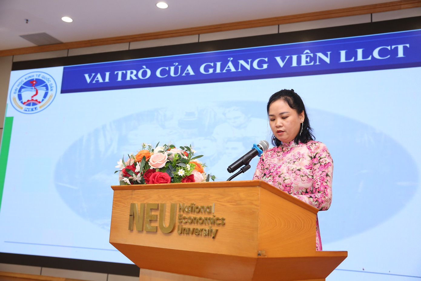 TS Nguyễn Thị Hoàn, trường Đại học Kinh tế Quốc dân trình bày tham luận về "Bảo vệ nền tảng tư tưởng của Đảng qua nội dung giảng dạy môn Lịch sử Đảng cộng sản Việt Nam"