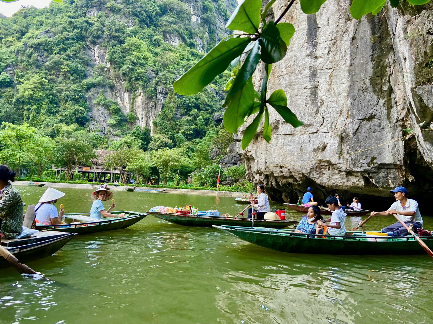 Vào mùa thu, khi khí trời mát mẻ, nhiều du khách tìm đến Tam Cốc trải nghiệm đi thuyền mới cảm được hết nét đẹp nên thơ của nơi đây. Trời tuy vẫn còn nắng nhưng không gắt gỏng như mùa hè mà thay vào đó là những làn gió dìu dịu thổi qua. Nắng mùa thu cũng không chói chang nên du khách tha hồ ngắm cảnh, thưởng hết nét thơ của những rặng núi đá vôi hai bên dòng sông.