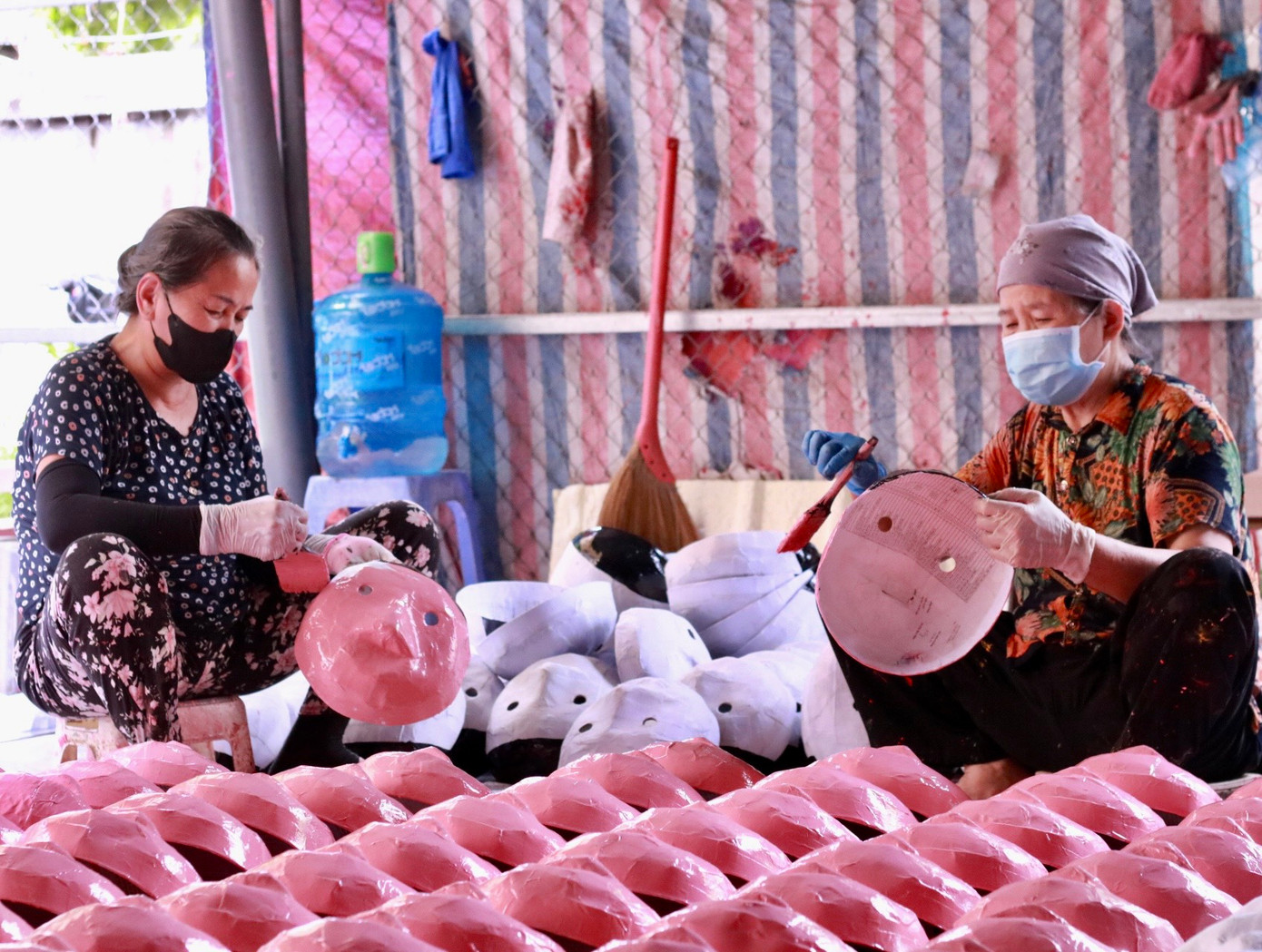 "Quy trình để chế tạo ra sản phẩm đồ chơi Trung thu gồm 3 bước. Bước đầu tiên là bồi thô, bước thứ hai là bồi trắng, sau đó phơi khô rồi đưa vào quy trình sơn. Còn bước thứ 3 là khâu vẽ hoàn thiện. Trung bình các bước bồi và sơn sẽ mất khoảng 1 ngày, còn vẽ thì nhanh hơn tùy vào tay nghề của người vẽ", bà Nguyễn Thị Vân - công nhân tại xưởng cho hay.