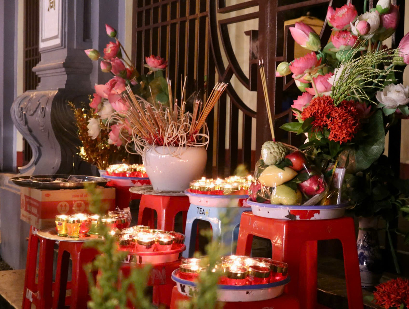 Do Phủ Tây Hồ không mở cửa vào khung giờ này nên những mâm lễ được để bên ngoài cổng phủ. Ghế được người bán hàng cho mượn để đặt mâm lễ khi dâng hương.