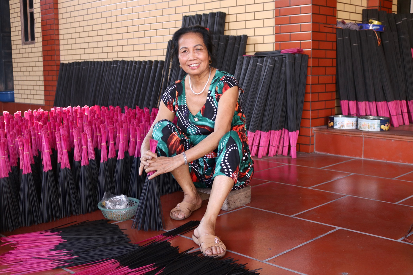 Những cây hương được bó thành từng bó nhỏ 100 cây rồi phơi khô. Ảnh: Lâm Thùy Dương.