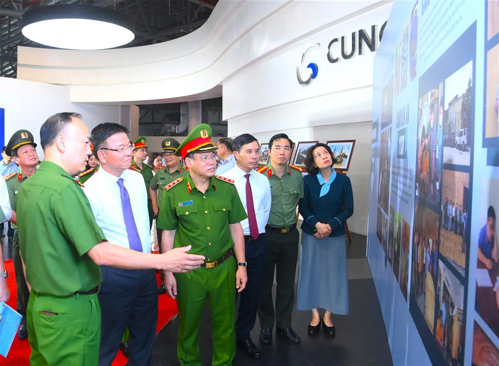 Phó Thủ tướng Chính phủ Lê Thành Long cùng các đại biểu nghe giới thiệu về công tác PCMT.