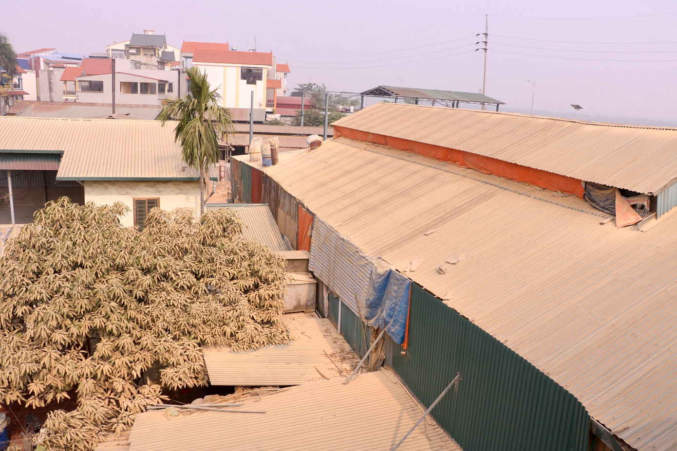 Người dân xóm Đông thôn Trung 2, xã Liên Trung, huyện Đan Phượng bức xúc về tình trạng các xưởng gỗ xả thải bụi mộc trực tiếp ra môi trường. Người dân xóm Đông thôn Trung 2, xã Liên Trung, huyện Đan Phượng bức xúc về tình trạng các xưởng gỗ xả thải bụi mộc trực tiếp ra môi trường.