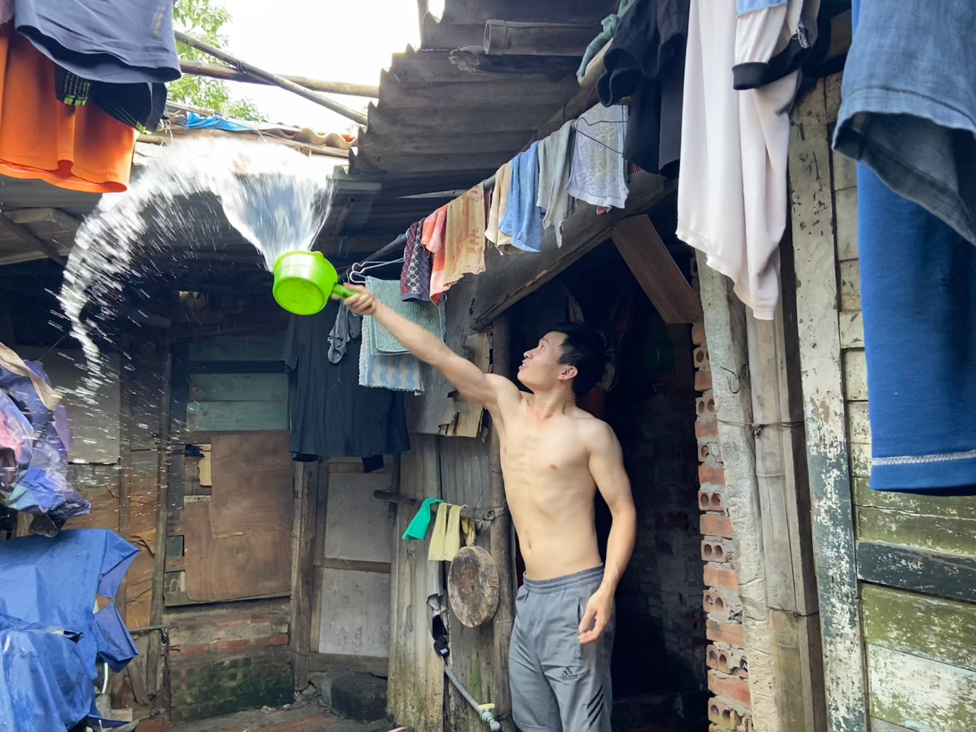 Anh Lê Trí Thiết cũng tìm đủ mọi cách để "sinh tồn" trong thời tiết khắc nghiệt này. Công việc của anh là đẩy xe hàng nên chủ yếu làm vào ban đêm, ban ngày ở nhà nghỉ ngơi. Những lúc ở nhà, anh thường hất nước lên mái tôn để giảm bớt nhiệt.