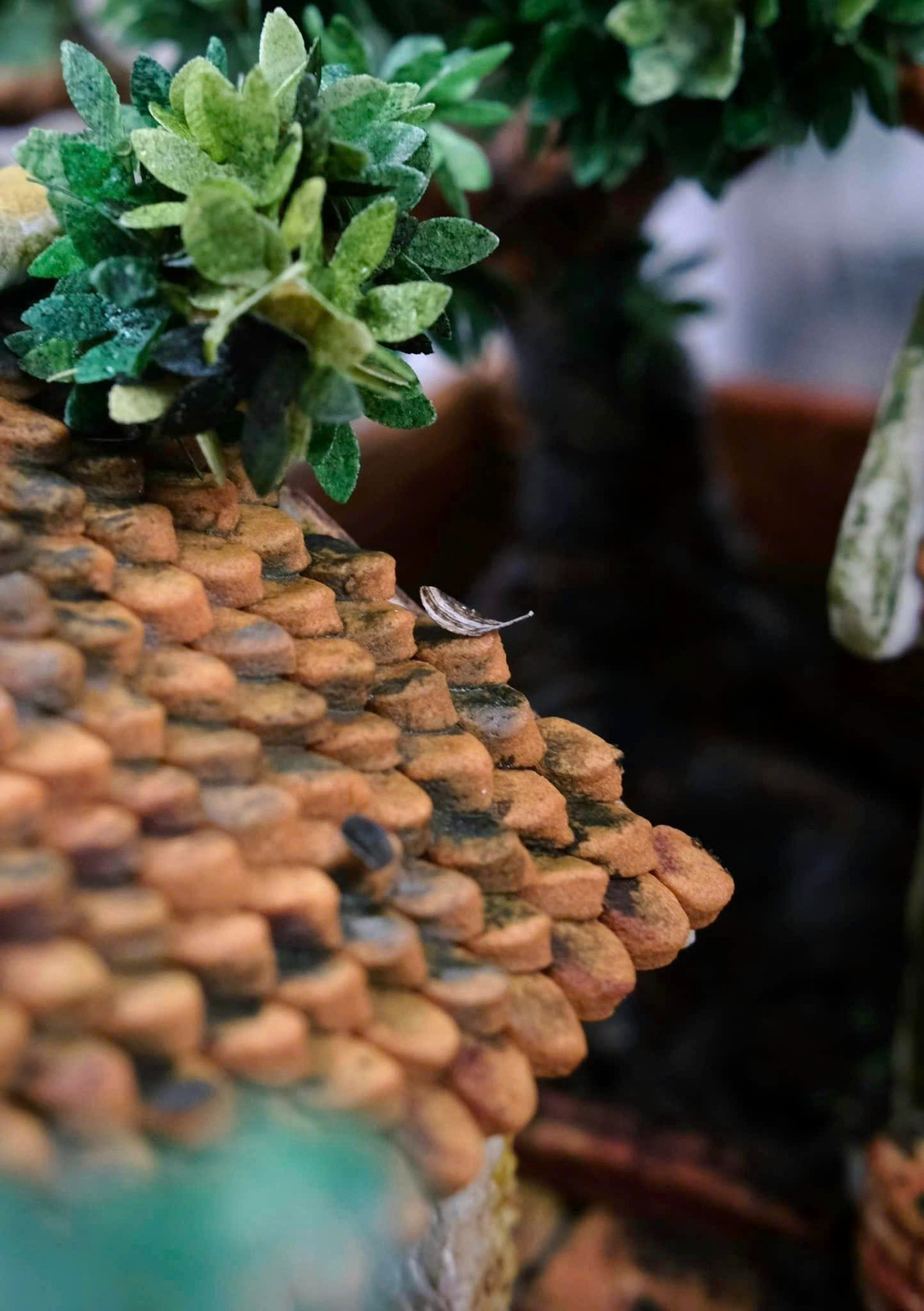 Trong bánh trung thu có đầy đủ cả mái ngói đỏ, sân gạch, bờ tường rêu phong và cây cau trước nhà, lu nước, bụi chuối,...