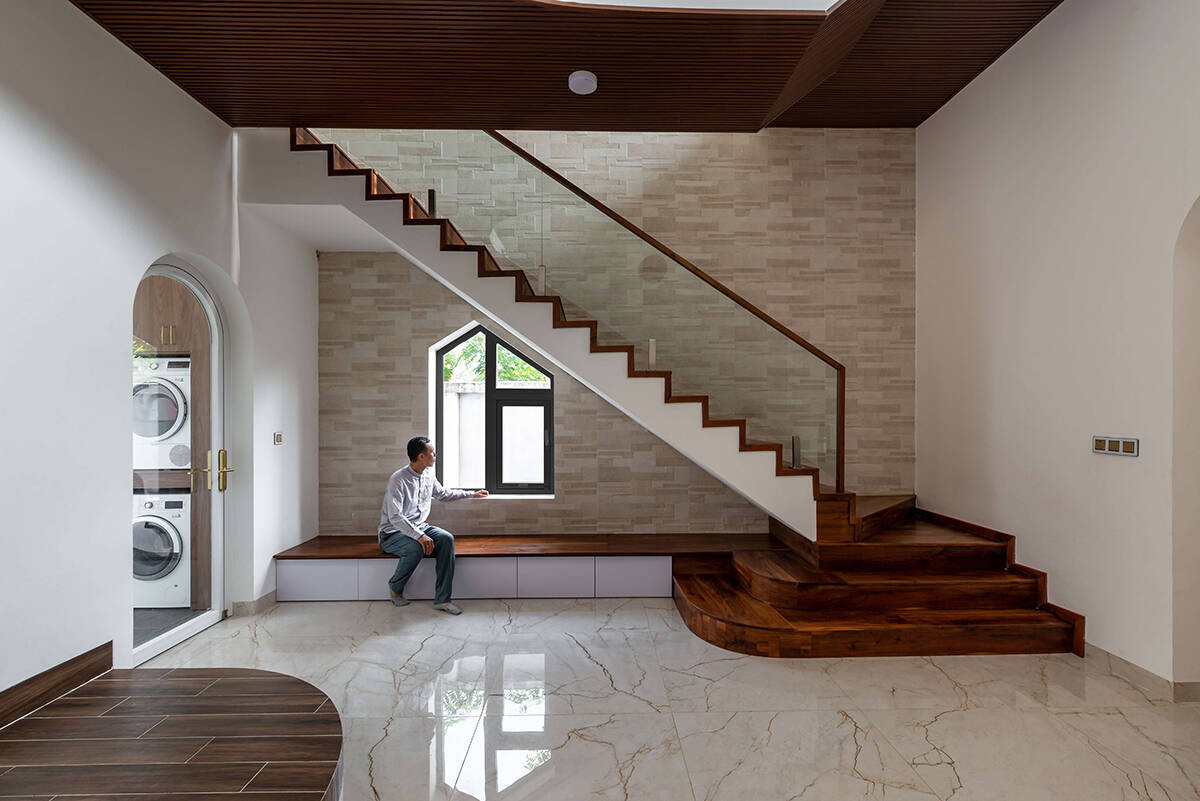 Không gian thông tầng giữa nhà đóng vai trò giống như sân trong của những ngôi nhà truyền thống, phục vụ các sinh hoạt nghỉ ngơi, vui chơi của gia đình, vừa có chỗ ngồi uống nước cho người lớn, vừa có không gian vui chơi cho trẻ.