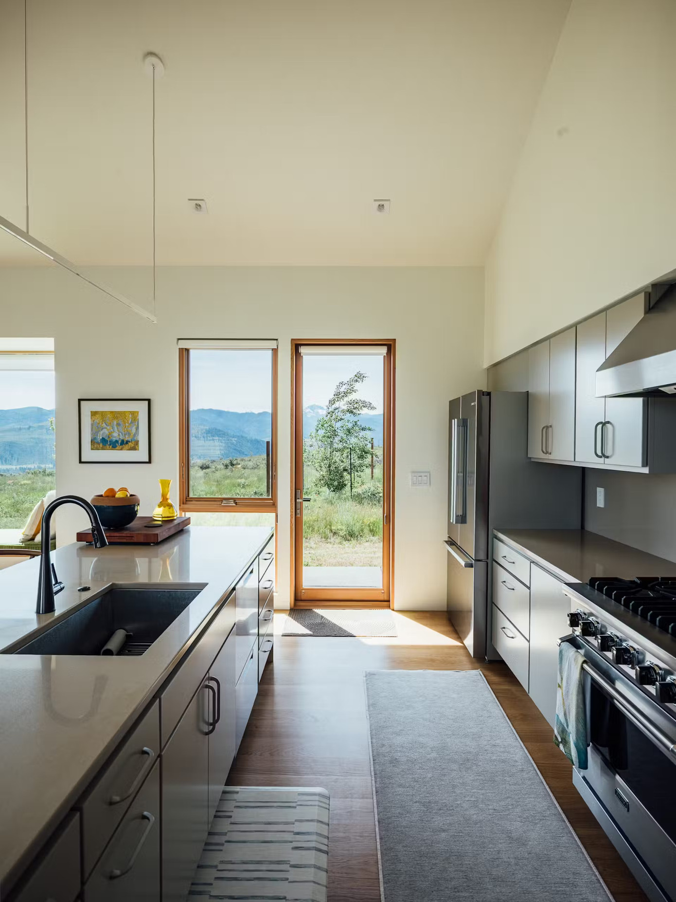 Bếp được thiết kế đơn giản với một quầy bar, hệ thống tủ màu xám gợi sự nhẹ nhàng mà sang trọng. Bếp được thiết kế đơn giản với một quầy bar, hệ thống tủ màu xám gợi sự nhẹ nhàng mà sang trọng.