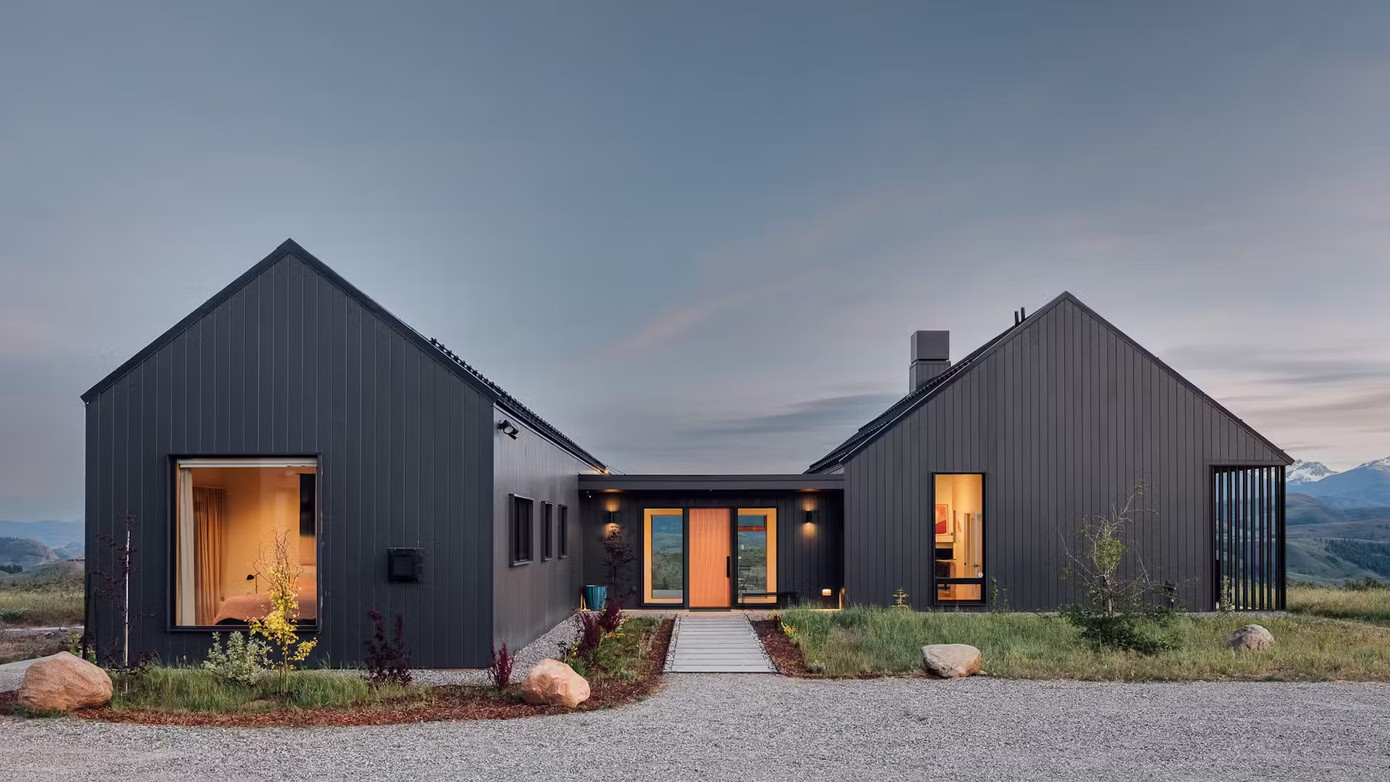 Ngôi nhà được thiết kế theo lối kiến trúc truyền thống, kết hợp với nét hiện đại, tạo nên sự tiện nghi, ấm cúng cho công trình. Không gian trong công trình được chia thành các khu riêng biệt với 2 phòng ngủ, 2 phòng tắm, phòng khách và phòng bếp. Ngôi nhà được thiết kế theo lối kiến trúc truyền thống, kết hợp với nét hiện đại, tạo nên sự tiện nghi, ấm cúng cho công trình. Không gian trong công trình được chia thành các khu riêng biệt với 2 phòng ngủ, 2 phòng tắm, phòng khách và phòng bếp.