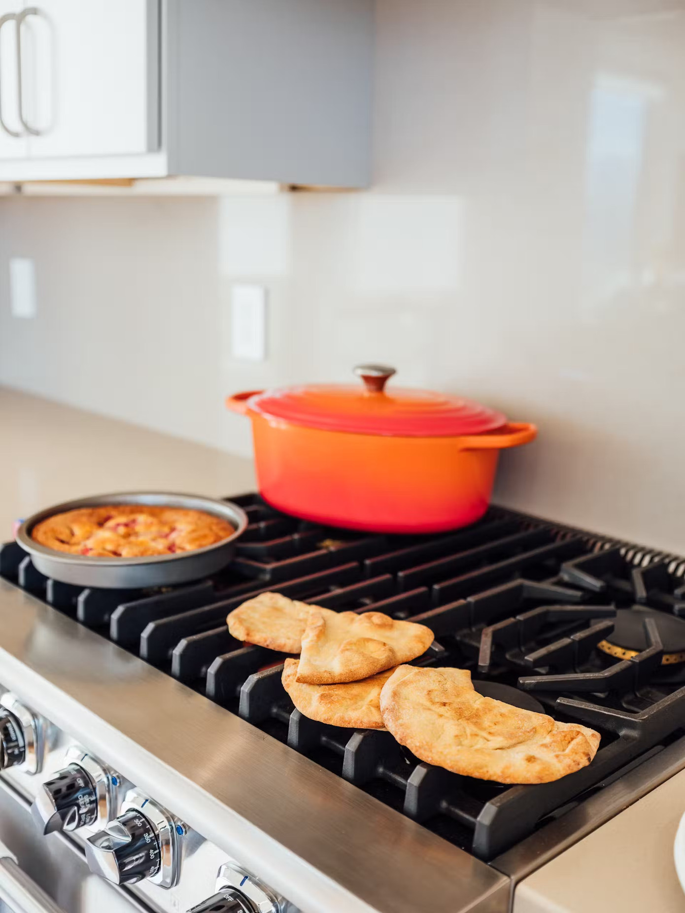 Bếp được thiết kế đơn giản với một quầy bar, hệ thống tủ màu xám gợi sự nhẹ nhàng mà sang trọng. Bếp được thiết kế đơn giản với một quầy bar, hệ thống tủ màu xám gợi sự nhẹ nhàng mà sang trọng.