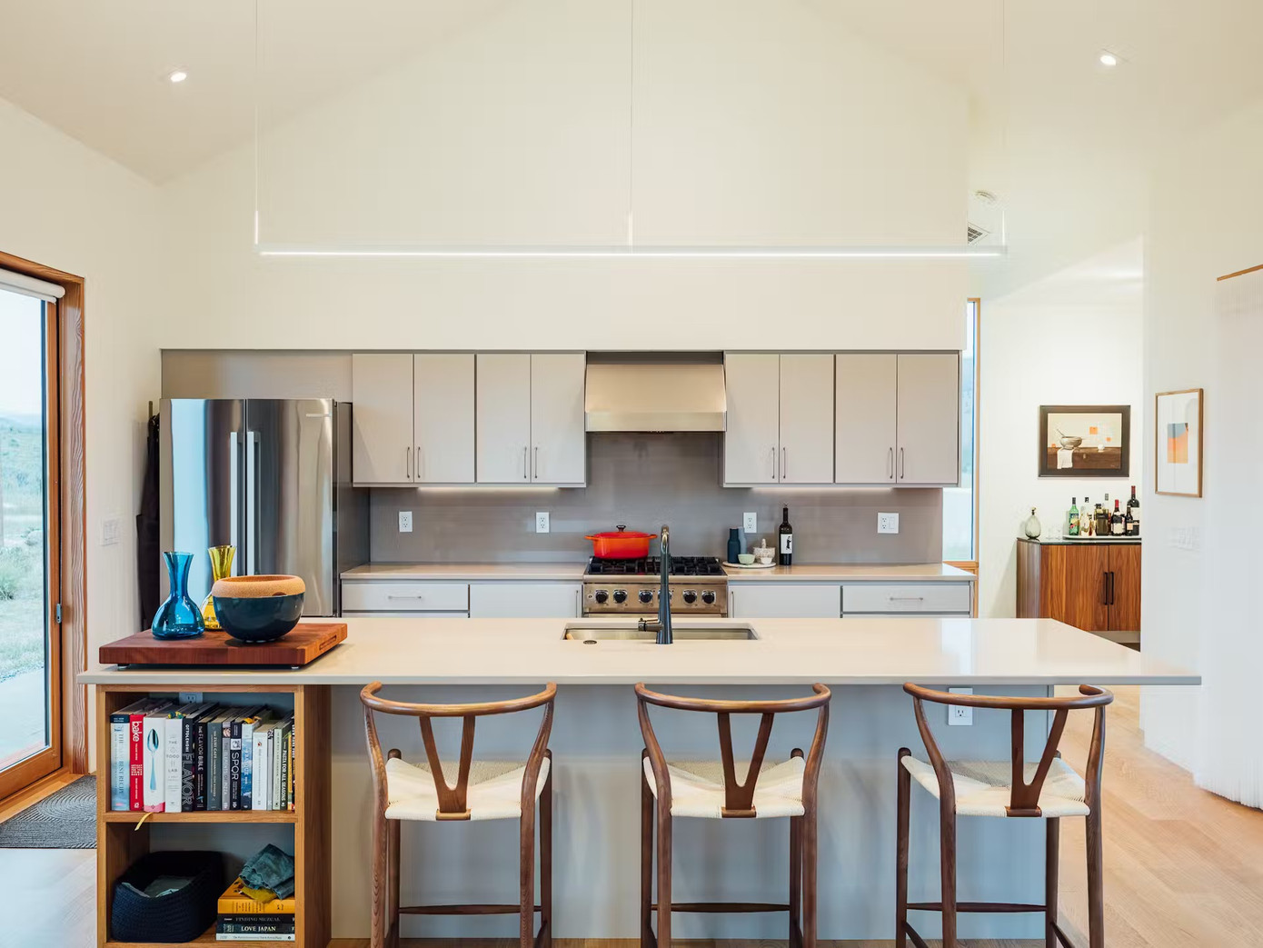 Bếp được thiết kế đơn giản với một quầy bar, hệ thống tủ màu xám gợi sự nhẹ nhàng mà sang trọng. Bếp được thiết kế đơn giản với một quầy bar, hệ thống tủ màu xám gợi sự nhẹ nhàng mà sang trọng.