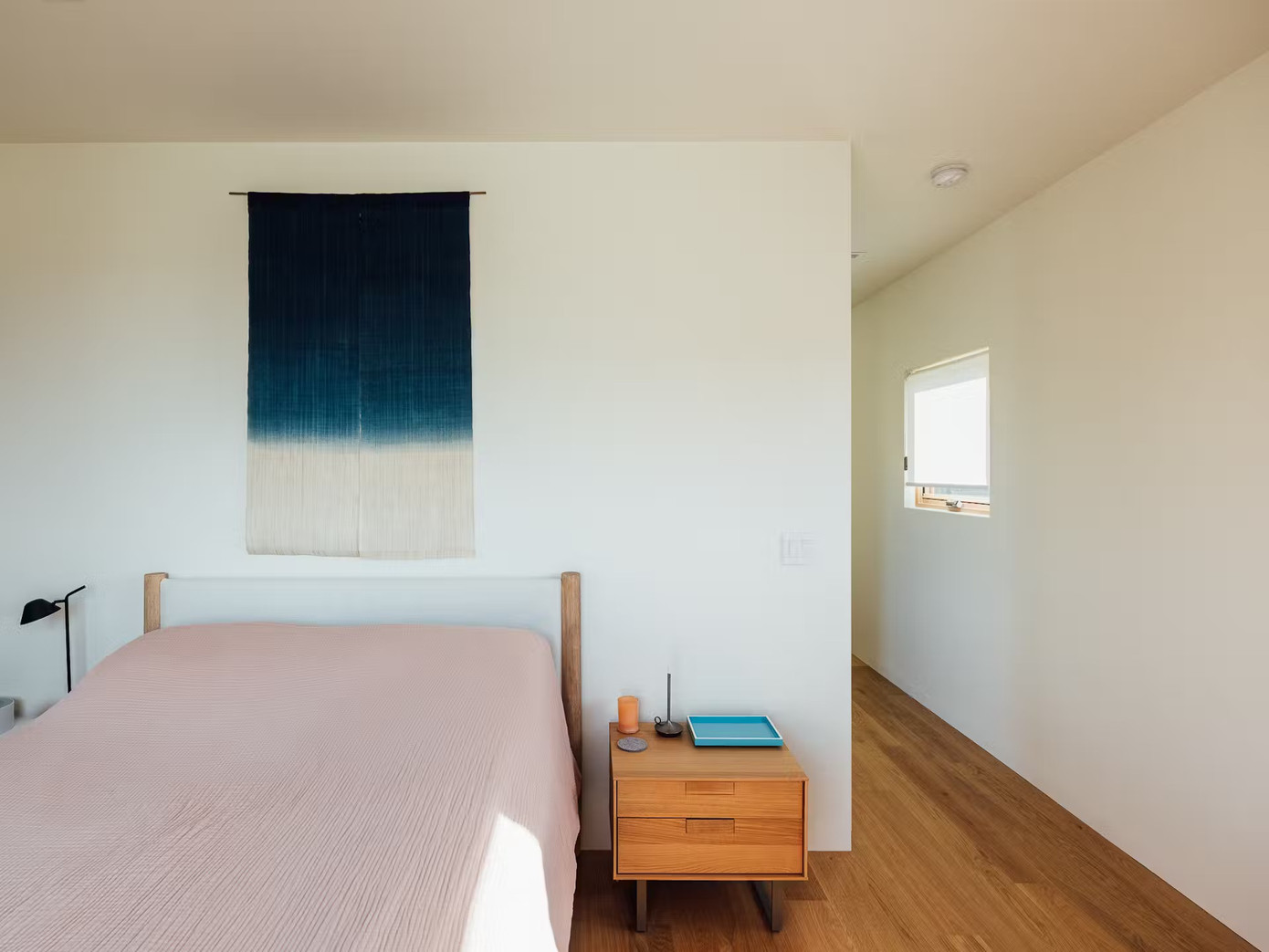 Nội thất trong phòng ngủ hướng đến sự tối giản. Nội thất trong phòng ngủ hướng đến sự tối giản.