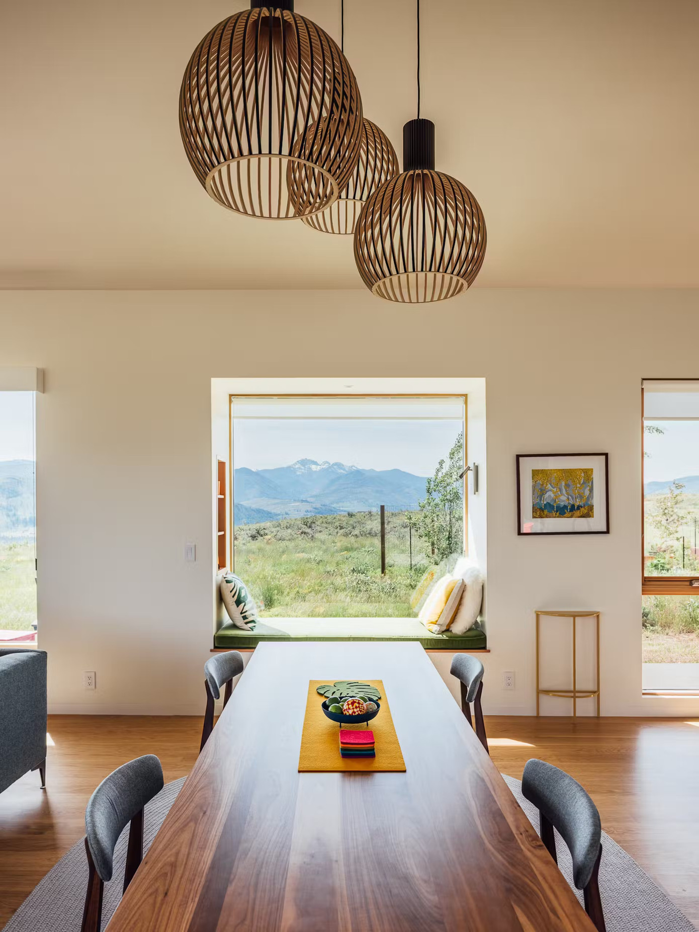 Một chiếc bàn nhỏ và bục mở rộng bên cửa sổ là nơi để gia chủ làm việc, đọc sách hoặc ngồi thư giãn. Một chiếc bàn nhỏ và bục mở rộng bên cửa sổ là nơi để gia chủ làm việc, đọc sách hoặc ngồi thư giãn.