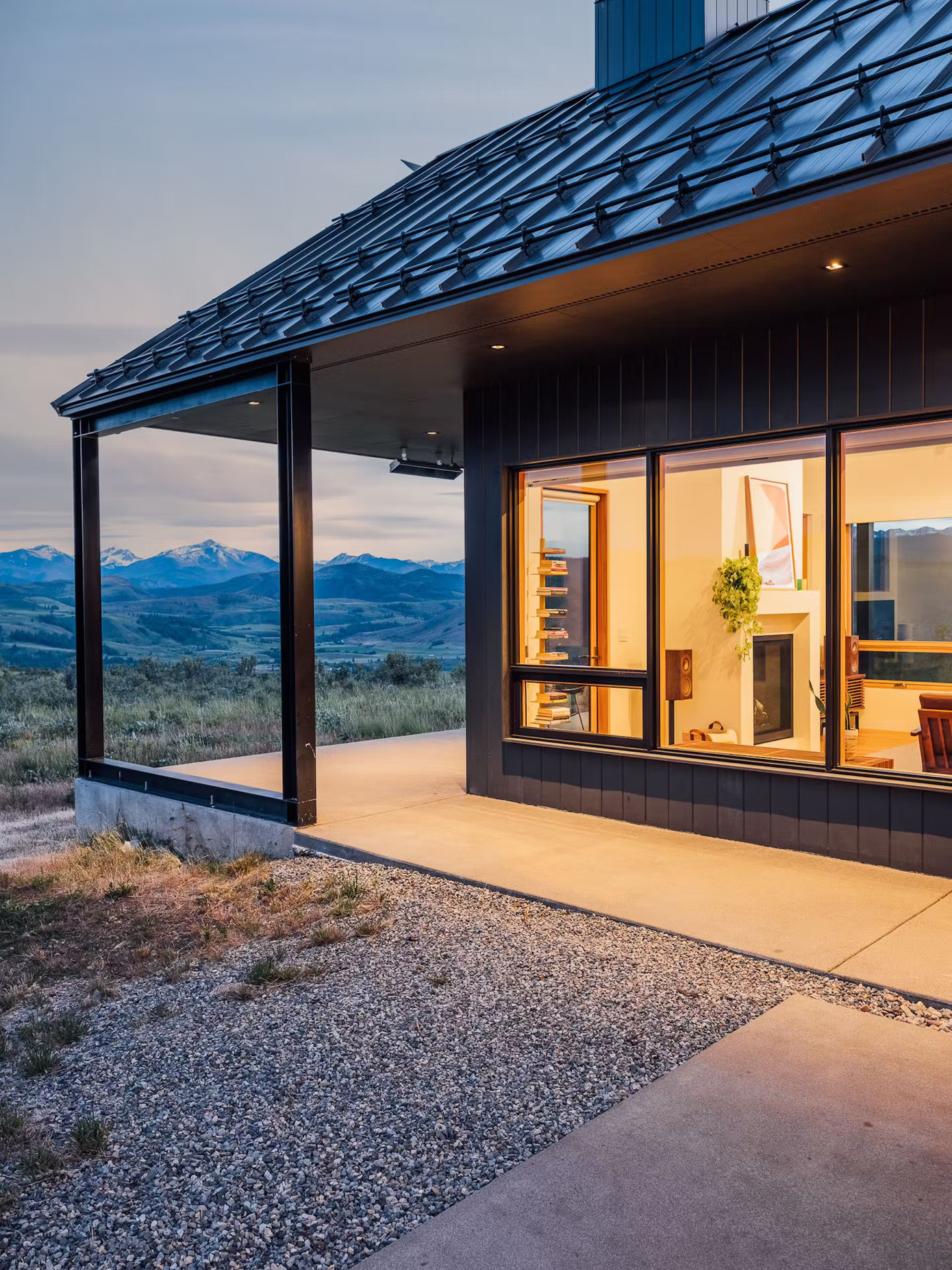 Ngôi nhà mang đến một cách tiếp cận mới mẻ trong thiết kế nhà ở, kết hợp hài hòa giữa yếu tố truyền thống và hiện đại để tạo ra một môi trường sống độc đáo, vừa tinh tế vừa gần gũi. Ngôi nhà mang đến một cách tiếp cận mới mẻ trong thiết kế nhà ở, kết hợp hài hòa giữa yếu tố truyền thống và hiện đại để tạo ra một môi trường sống độc đáo, vừa tinh tế vừa gần gũi.