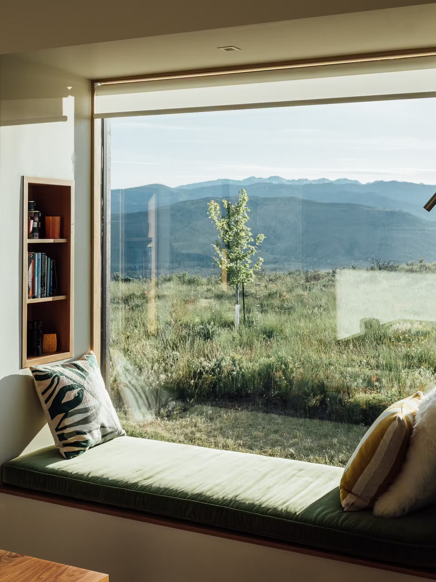 Một chiếc bàn nhỏ và bục mở rộng bên cửa sổ là nơi để gia chủ làm việc, đọc sách hoặc ngồi thư giãn. Một chiếc bàn nhỏ và bục mở rộng bên cửa sổ là nơi để gia chủ làm việc, đọc sách hoặc ngồi thư giãn.