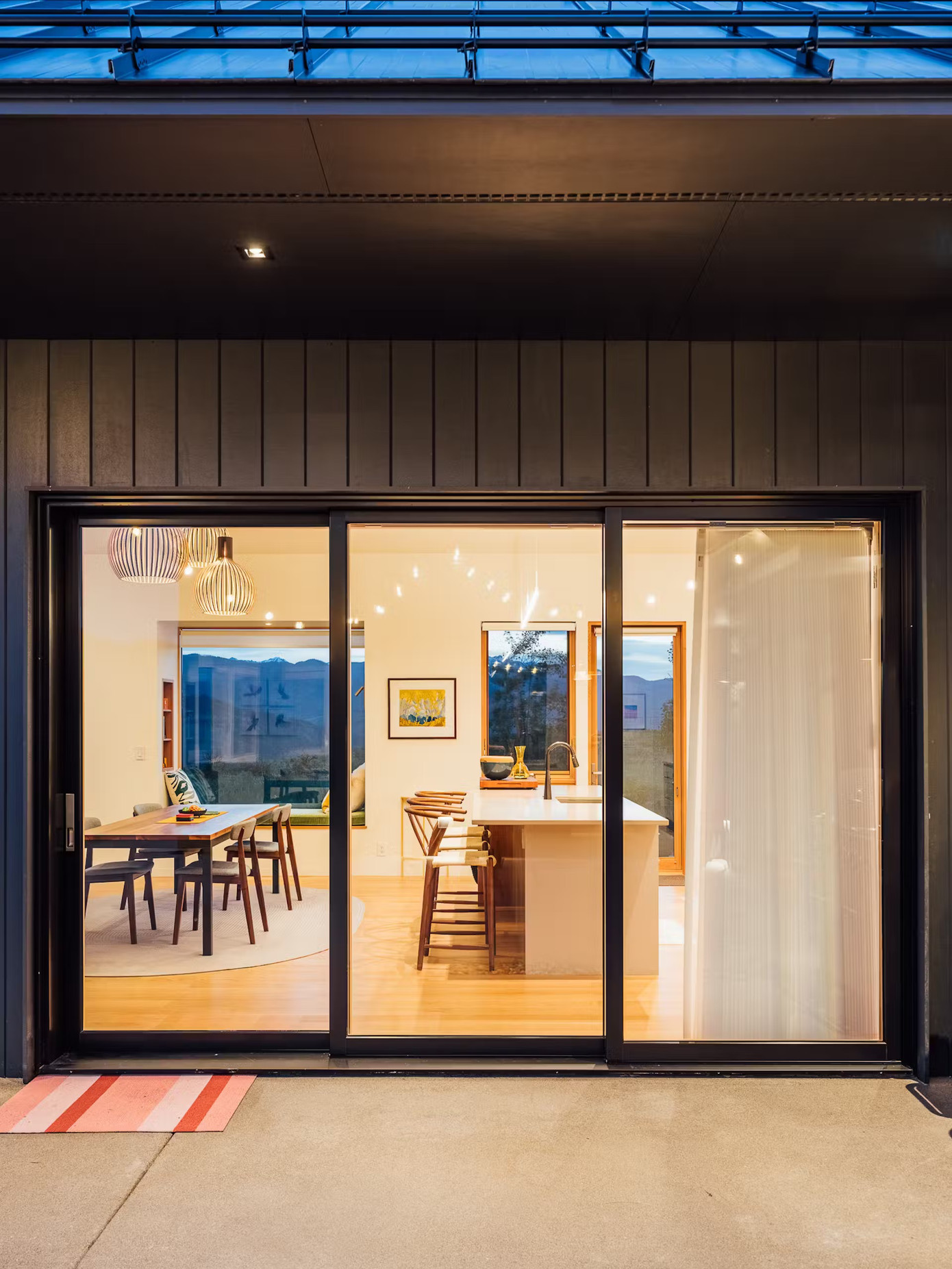 Ngôi nhà mang đến một cách tiếp cận mới mẻ trong thiết kế nhà ở, kết hợp hài hòa giữa yếu tố truyền thống và hiện đại để tạo ra một môi trường sống độc đáo, vừa tinh tế vừa gần gũi. Ngôi nhà mang đến một cách tiếp cận mới mẻ trong thiết kế nhà ở, kết hợp hài hòa giữa yếu tố truyền thống và hiện đại để tạo ra một môi trường sống độc đáo, vừa tinh tế vừa gần gũi.