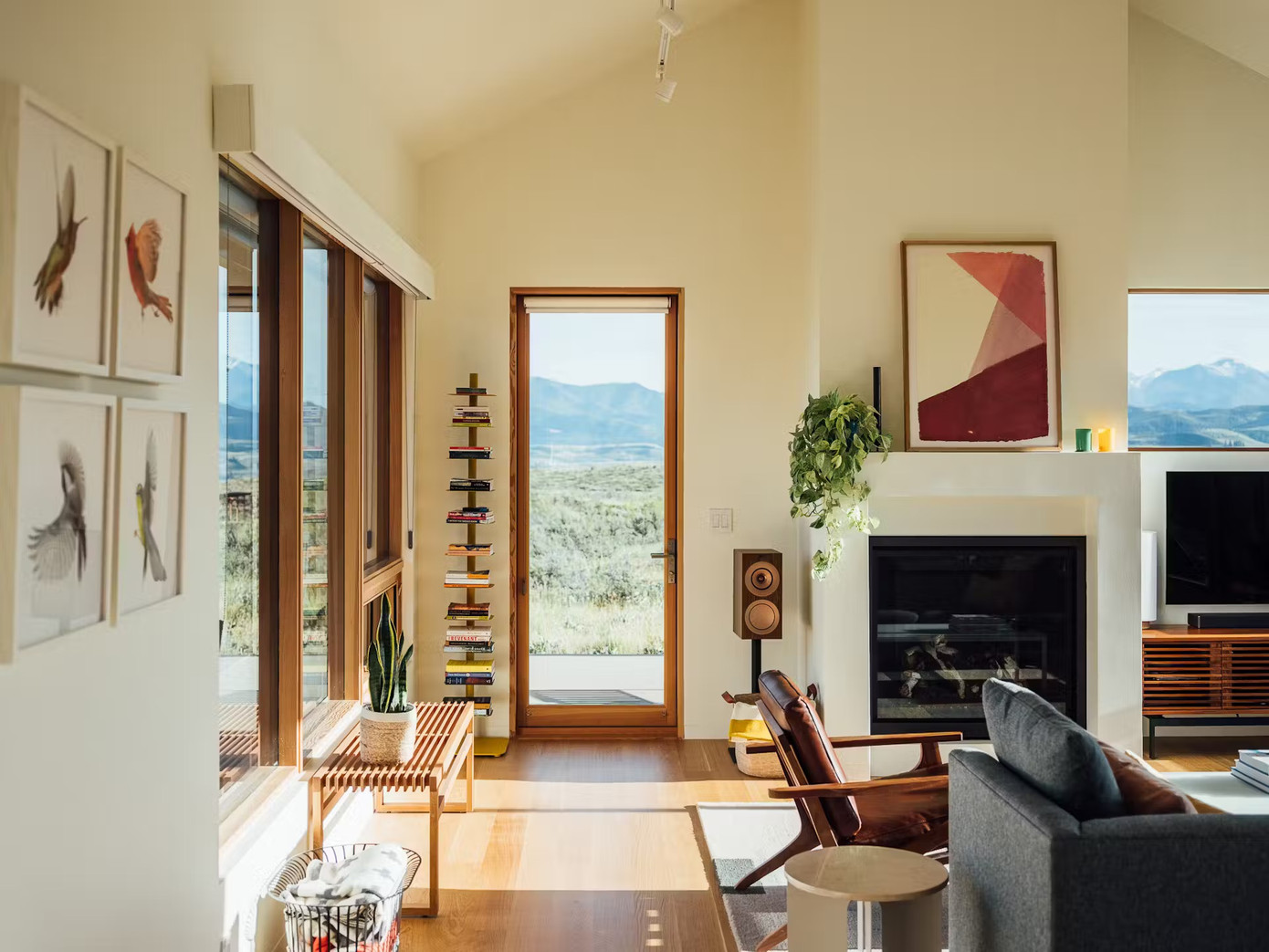 Phòng khách sang trọng và ấm áp với màu sơn trắng kem, nội thất thiên nâu, nâu đỏ tạo điểm nhấn cho căn phòng. Phòng khách sang trọng và ấm áp với màu sơn trắng kem, nội thất thiên nâu, nâu đỏ tạo điểm nhấn cho căn phòng.