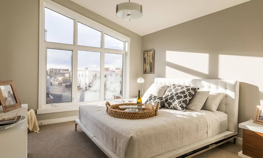 Không gian hiện đại với nội thất tối giản, tận dụng tối đa ánh sáng tự nhiên (Ảnh: Houzz)