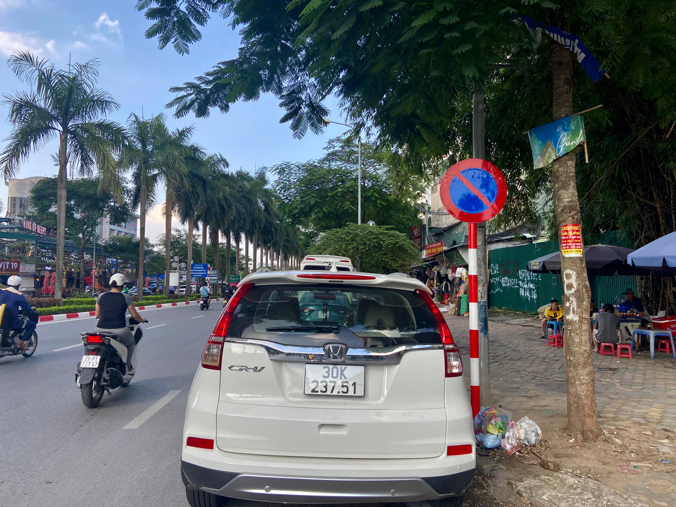 Tình trạng xe đỗ ngay dưới biển "cấm đỗ xe" trên hai tuyến phố này diễn ra phổ biến.