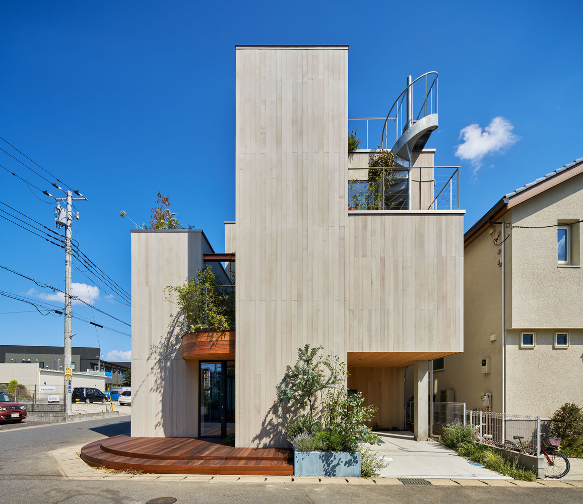 Các vật liệu, yếu tố kiến trúc và cao độ sàn được xử lý liên tục, làm mềm đi ranh giới giữa trong và ngoài trời. Các vật liệu, yếu tố kiến trúc và cao độ sàn được xử lý liên tục, làm mềm đi ranh giới giữa trong và ngoài trời.