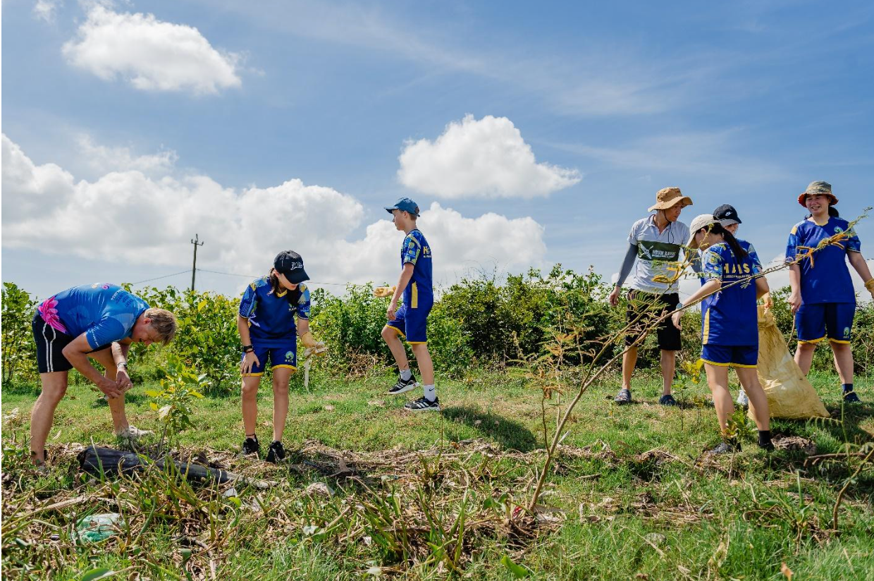 Học sinh Trung học Phổ thông dọn dẹp vệ sinh xung quanh Hội An