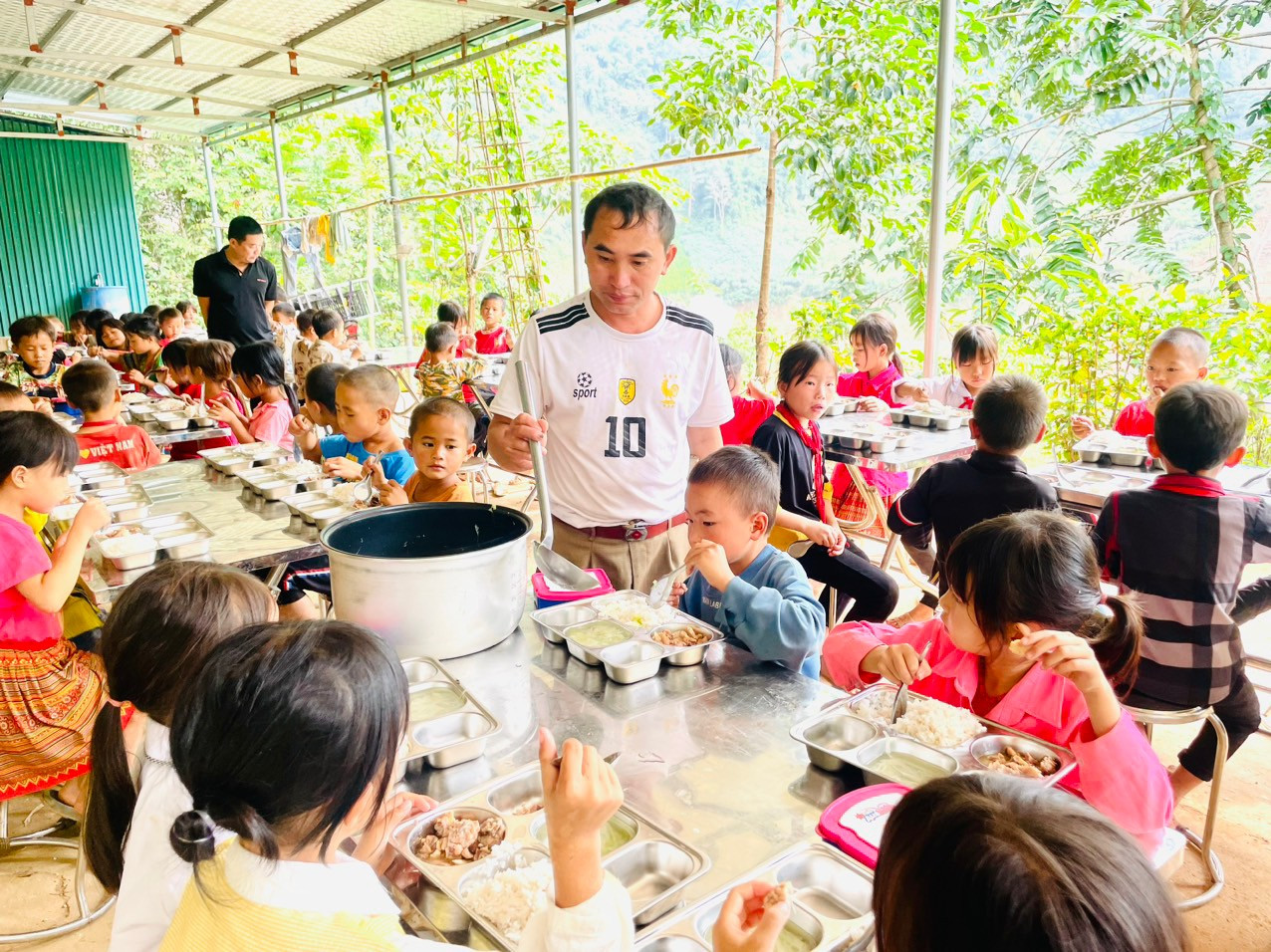 Những bữa cơm của cho các em nhỏ tại các điểm trường được cải thiện hơn rất nhiều kể từ khi dự án "Cùng nhau nuôi em Mường Lát" được thành lập.