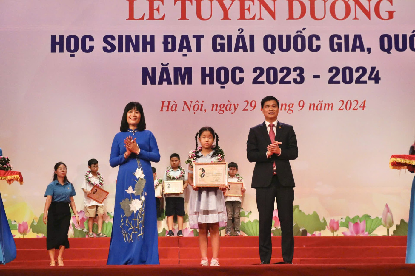 Tại Lễ tuyên dương, các em học sinh được lãnh đạo ban, bộ ngành, đoàn thể trung ương và lãnh đạo Công đoàn Viên chức Việt Nam trao phần thưởng. Tại Lễ tuyên dương, các em học sinh được lãnh đạo ban, bộ ngành, đoàn thể trung ương và lãnh đạo Công đoàn Viên chức Việt Nam trao phần thưởng.