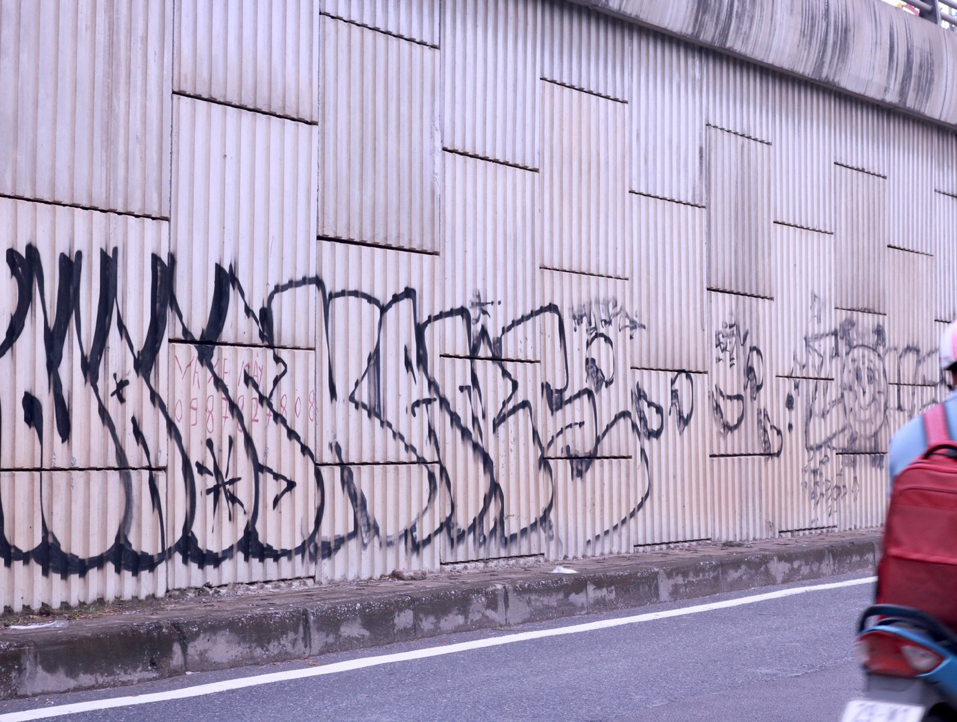 Những mảng tường trống như "tấm giấy nháp" cho nhiều đối tượng đam mê bộ môn nghệ thuật đường phố graffiti "luyện tay nghề".