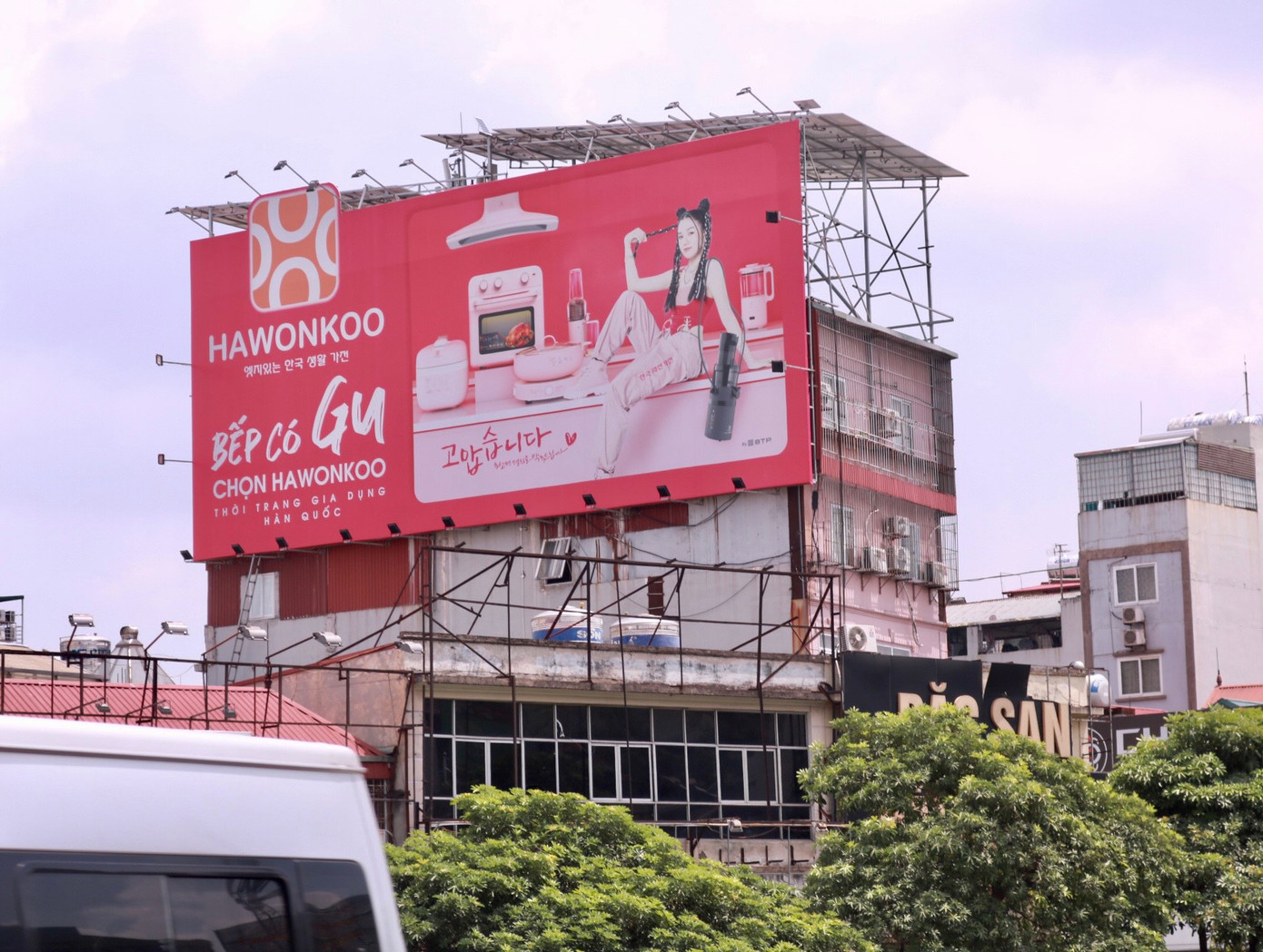 Theo điều 34 Luật Quảng cáo năm 2022, biển hiệu ngang có chiều cao tối đa là 2 m, chiều dài không vượt quá chiều ngang mặt tiền nhà; biển hiệu dọc có chiều ngang tối đa là 1 m, chiều cao tối đa là 4 m nhưng không vượt quá chiều cao của tầng nhà nơi đặt biển hiệu; đặc biệt biển hiệu không được che chắn không gian thoát hiểm, cứu hỏa; không được lấn ra vỉa hè, lòng đường, ảnh hưởng đến giao thông công cộng.