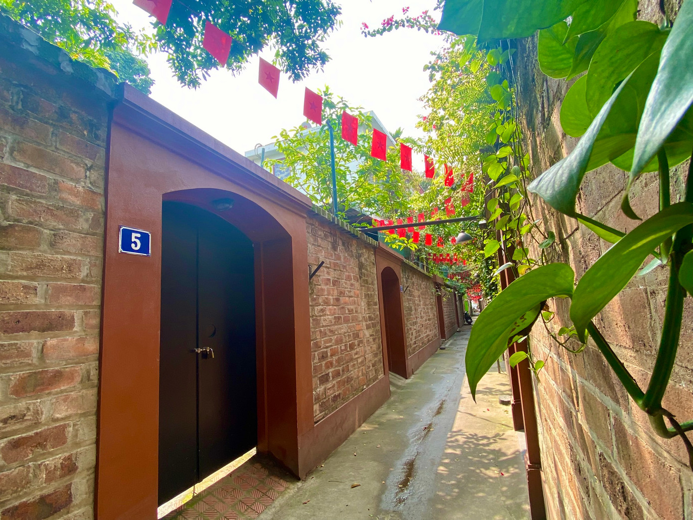 Để có được điều đặc biệt này, người dân trong ngõ đã "bảo nhau" để cùng xây lại hầu hết cổng nhà từ nhiều năm nay. Bà Bùi Thị Mỹ (73 tuổi) người dân sống tại ngách 5/1 phố Từ Hoa cho biết: "Ngõ này bắt đầu xây dựng cách đây 20 năm và kiến trúc cổng này được khởi phát cách đây khoảng 10 năm. Ban đầu có nhà bà Uyên đầu xóm làm trước rồi mọi người thấy đẹp nên làm theo. Mỗi cổng này chúng tôi xây dựng trong khoảng 2-3 tháng, kinh phí xây dựng khoảng 20-30 triệu đồng mỗi mỗi cổng".