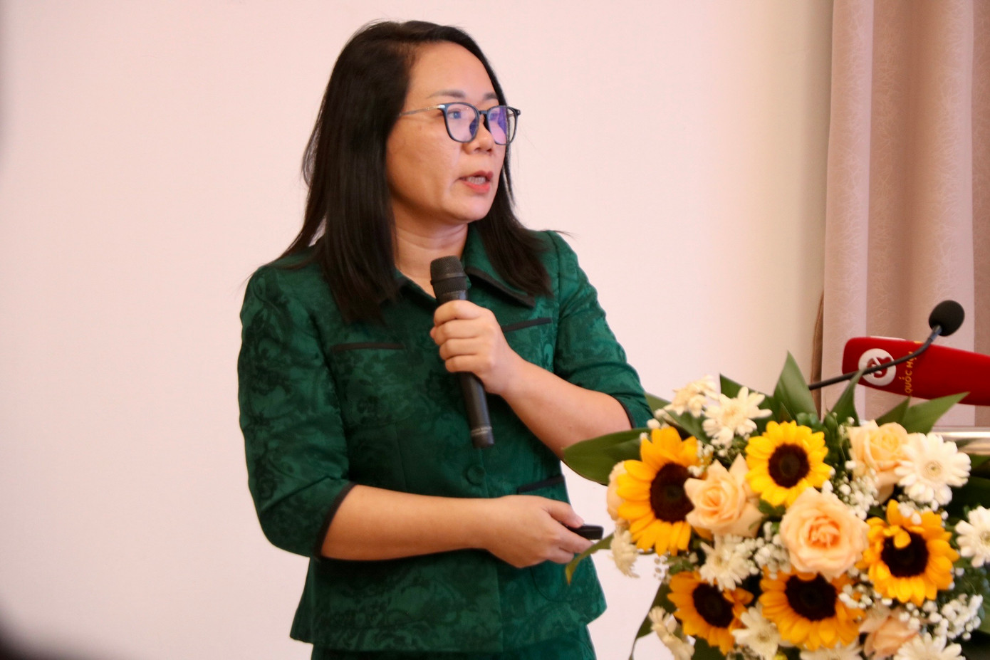 PGS, TS. Trương Tuyết Mai - Phó Viện trưởng Viện Dinh dưỡng quốc gia - trình bày tham luận tại hội thảo.