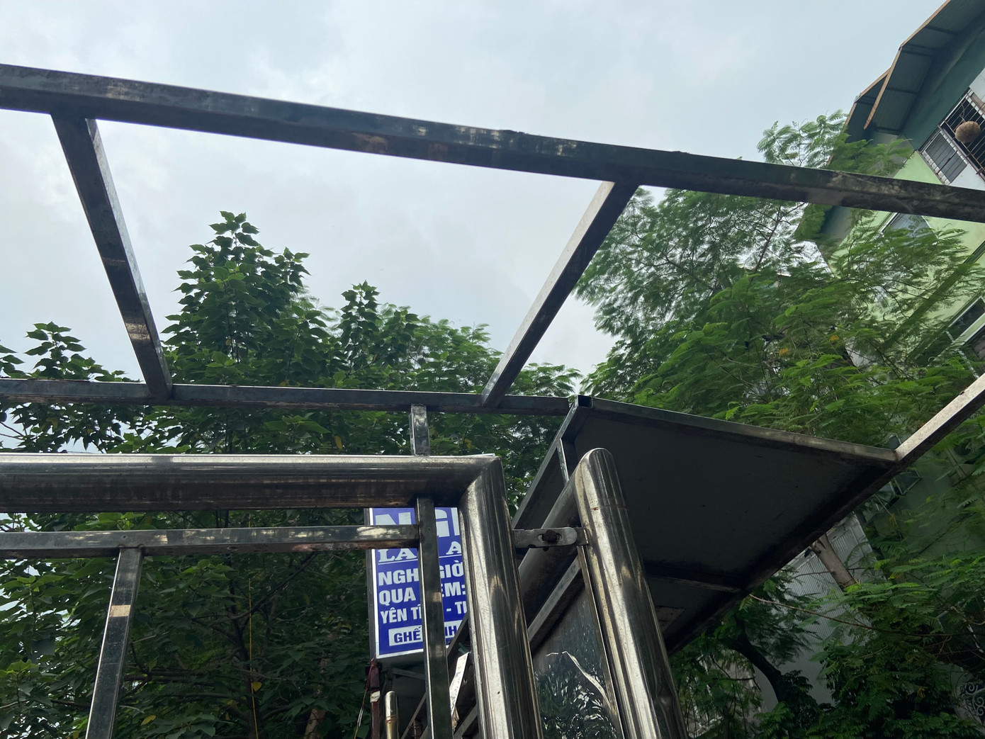 Mái che ở một số nơi chỉ còn trơ lại khung sắt.