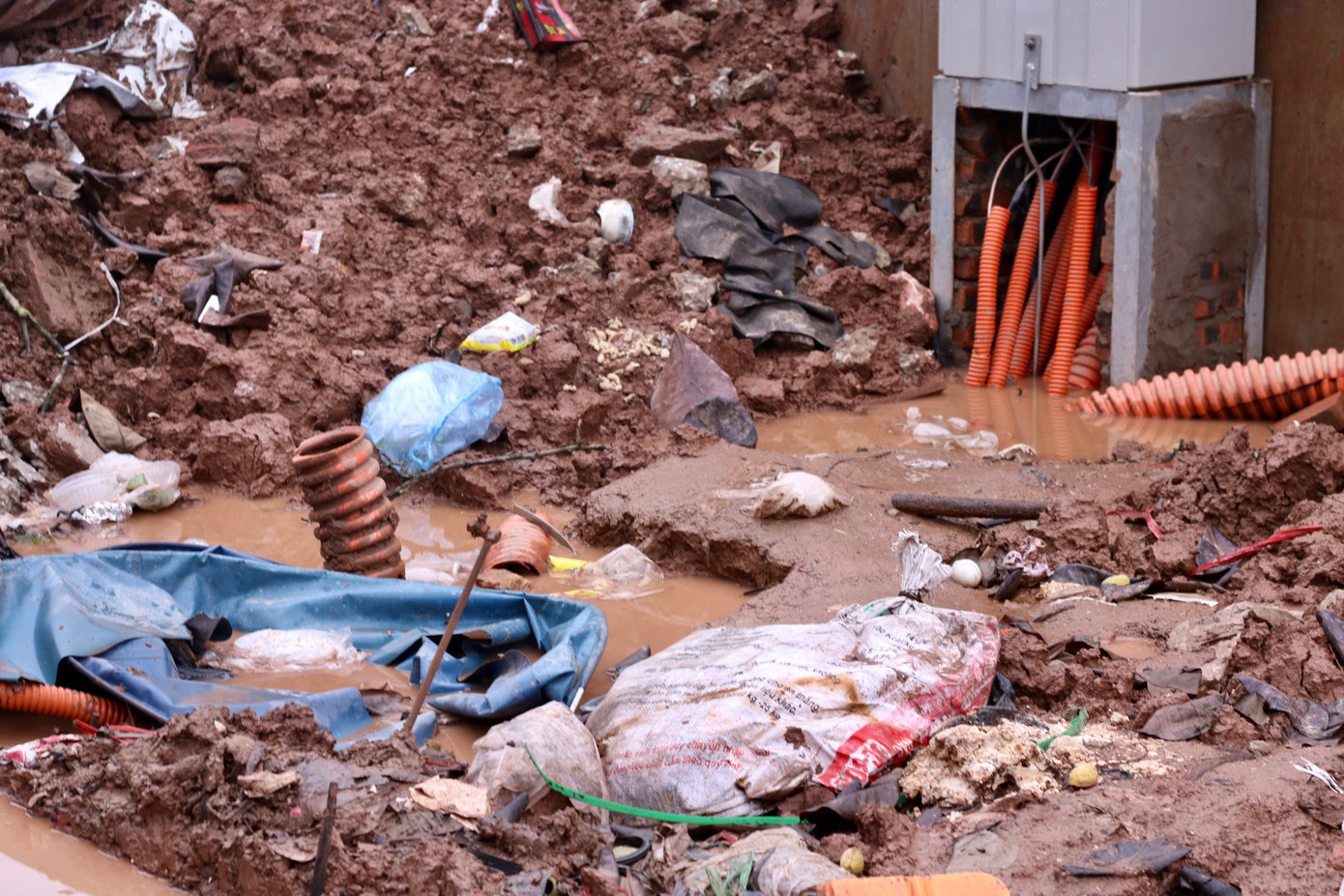 Trên tuyến đường gom bên cạnh chợ Quảng An, đất đá xen lẫn rác thải bị đổ trộm khiến tuyến đường trở nên bẩn thỉu. Trên tuyến đường gom bên cạnh chợ Quảng An, đất đá xen lẫn rác thải bị đổ trộm khiến tuyến đường trở nên bẩn thỉu.