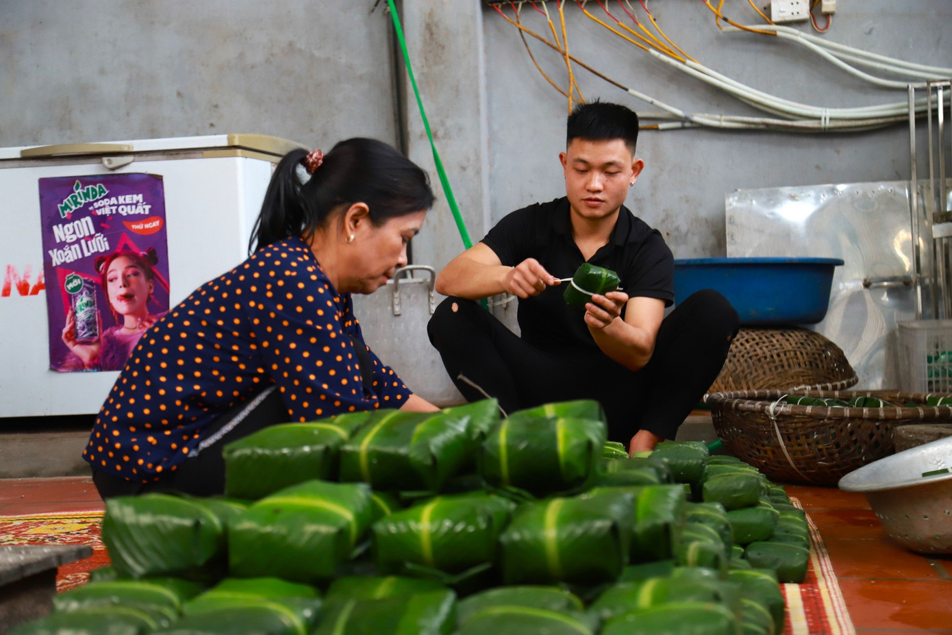 Giá bánh ngày thường khoảng 30.000 đồng/cái lớn. Tết đến có nhiều loại để khách hàng lựa chọn hơn: loại 50.000 đồng, 60.000 đồng và 70.000 đồng, trọng lượng dao động từ 1 - 1,5kg/cái. Có sự chênh lệch đó là bởi trọng lượng, chất lượng sản phẩm tăng và một phần cũng do nguyên vật liệu làm bánh ngày tết cũng tăng cao, có thời điểm chỉ riêng lá dong đã lên đến 250.000 đồng/100 lá.