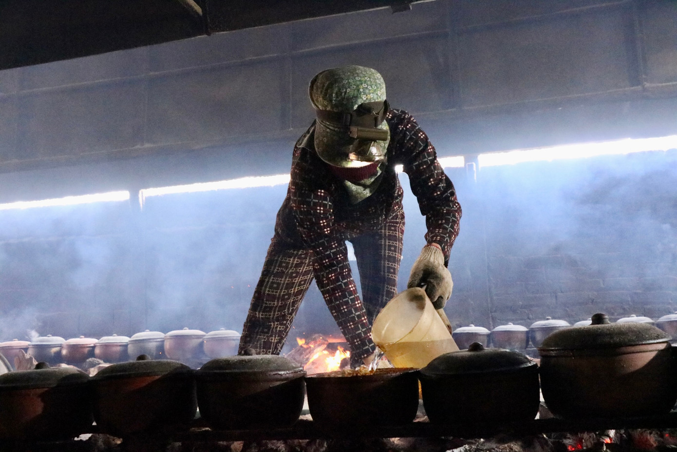 Cá chín bằng sức nóng của than hồng. Trong quá trình kho phải luôn có người túc trực canh bếp để không cho lửa bùng lên và cứ 30-45 phút sẽ tiếp nước vào niêu một lần. Nồi cá kho phải được ủ trấu để giữ nhiệt liên tục, đảm bảo cá được kho từ từ cho đến khi nước cạn gần hết, chỉ còn lại một ít nước cốt đặc sánh. Cá kho đạt chuẩn sẽ không còn mùi tanh, miếng cá chắc thịt, thơm ngon và màu đẹp mắt.